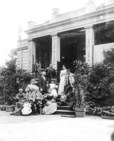 Max Klinger (1857–1920, oben links im Foto) mit seiner Familie vor dem Haus seiner Eltern in Leipzig, Karl-Heine-Straße 2 (Gartenseite) von Hermann Walter